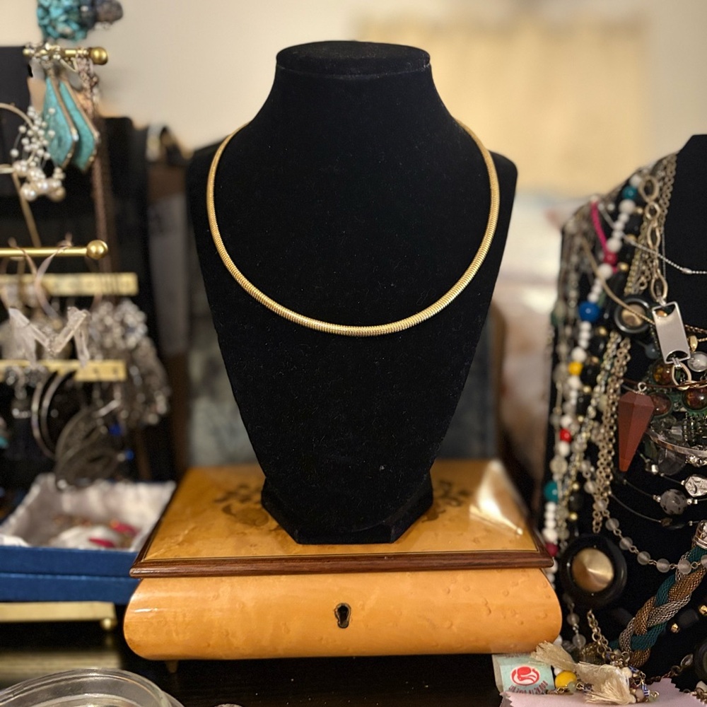 Vintage Gold Tone Choker Like New! - Picture 2 of 3